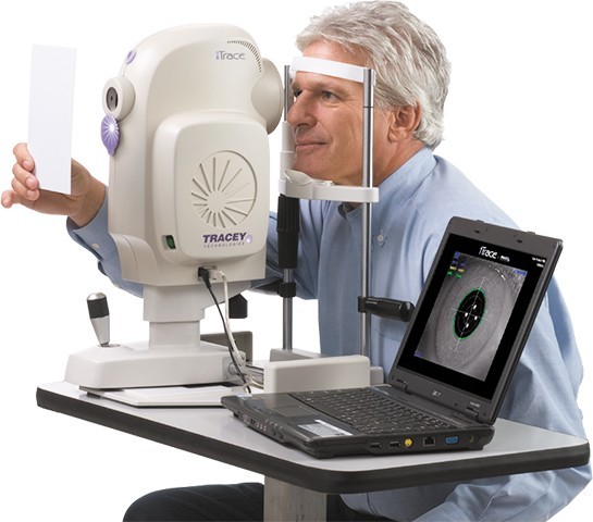 Doctor testing itrace autorefractor keratometer