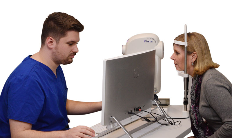 Ophthalmologist using the iTrace Toric Check with patient